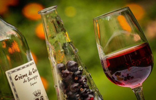 Картинка: бокал смородинового вина с ягодами
